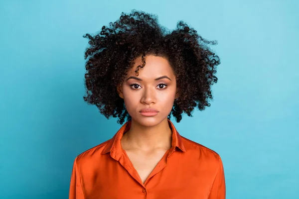 Foto de persona tranquila enfocada look cámara desgaste camisa naranja sedoso aislado sobre fondo de color azul —  Fotos de Stock