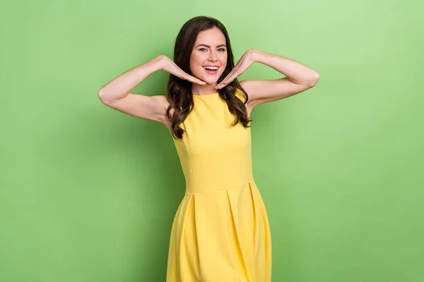 Retrato de atraente alegre lindo menina de cabelos ondulados elegante posando se divertindo isolado sobre fundo de cor verde brilhante — Fotografia de Stock