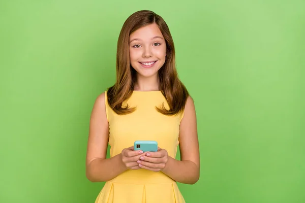 Photo de jeune femme joyeuse utiliser mibile téléphone chat type commentaire bouton isolé sur fond de couleur verte — Photo