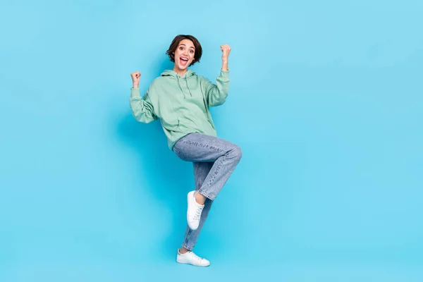 Full length photo of hooray millennial bob hairdo κυρία φωνάζω φορούν hoodie τζιν sneakers απομονώνονται σε μπλε χρώμα φόντο — Φωτογραφία Αρχείου