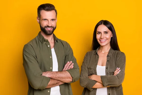 Foto di giovane marito allegro moglie incrociate mani fiducioso intelligente isolato su sfondo di colore giallo — Foto Stock