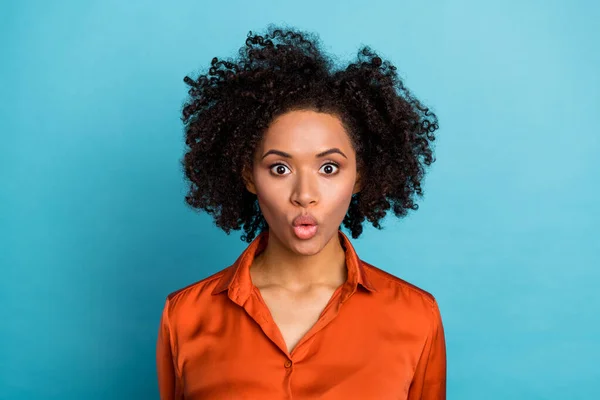 Retrato de impressionado sem palavras senhora despojado lábios olhar câmera isolada no fundo de cor azul — Fotografia de Stock