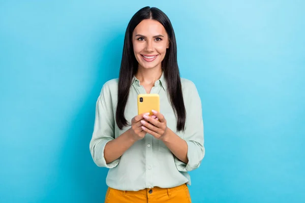 Foto van charmante goede humeur zakenvrouw surfen online sms 'en vrienden geïsoleerd op blauwe kleur achtergrond — Stockfoto