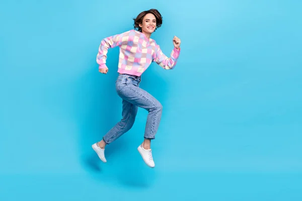 Foto de tamaño completo de la divertida milenaria morena señora correr usar jersey jeans calzado aislado sobre fondo azul — Foto de Stock