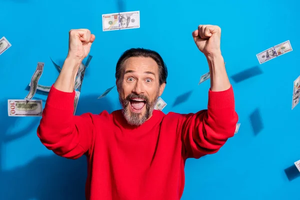 Retrato de hombre afortunado alegre atractivo que tiene presupuesto divertido volando aislado sobre fondo de color azul brillante — Foto de Stock