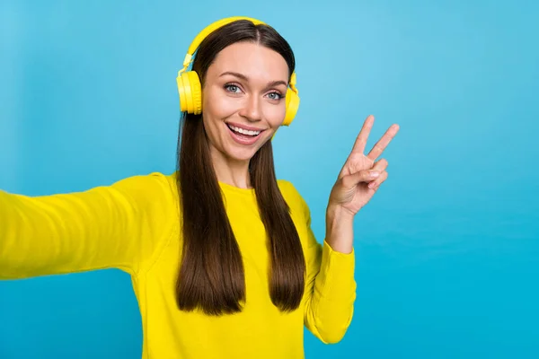 Foto de la señora morena milenaria impresionada escuchar música do selfie show v-sign wear shirt auriculares aislados sobre fondo azul — Foto de Stock