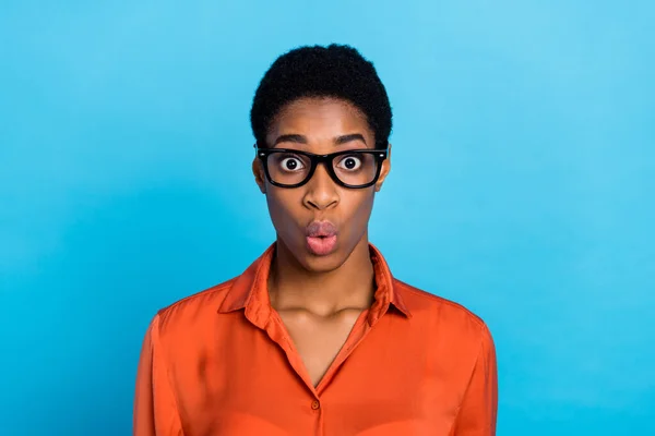 Foto van geschokte funky dame onverwachte korting reactie slijtage specs bruin shirt geïsoleerde blauwe kleur achtergrond — Stockfoto