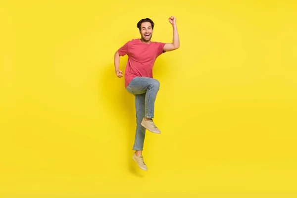 Full body photo of hooray beard young guy jump yell wear red t-shirt jeans sneakers isolated on yellow background — Stock Photo, Image