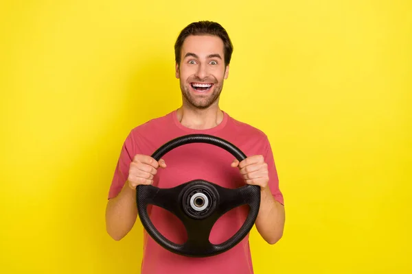 Foto av brunett ung Hurra kille kör bil bära röd t-shirt isolerad på gul färg bakgrund — Stockfoto