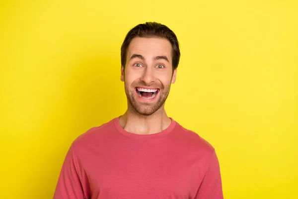 Φωτογραφία από ενθουσιασμένοι κατάπληκτος τύπος ανοιχτό στόμα πώληση αντίδραση φορούν ροζ t-shirt απομονωμένο κίτρινο χρώμα φόντο — Φωτογραφία Αρχείου