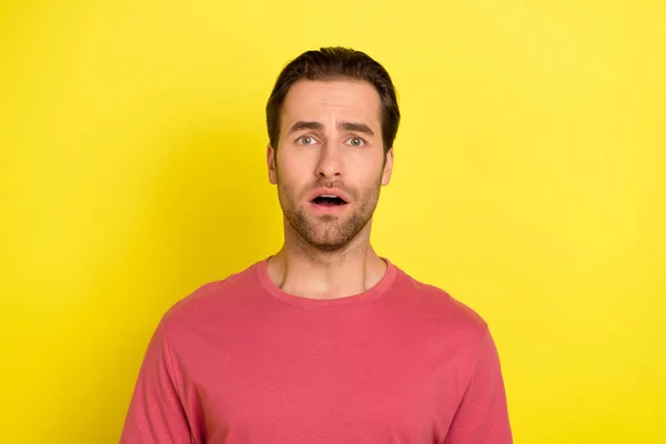 Foto de chico sin palabras boca abierta accidente injusto reacción desgaste rosa camiseta aislado color amarillo fondo — Foto de Stock