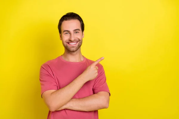 Foto des Promoters zuverlässiger Kerl direkt Zeigefinger leeren Raum Verkauf tragen rosa T-Shirt isoliert gelbe Farbe Hintergrund — Stockfoto