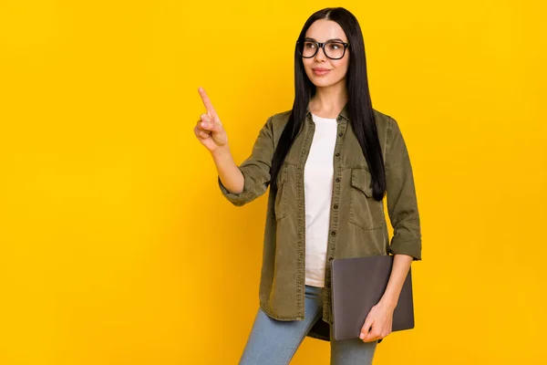Foto de ceo millennial senhora segurar laptop indicar promo desgaste óculos camisa isolada no fundo amarelo — Fotografia de Stock