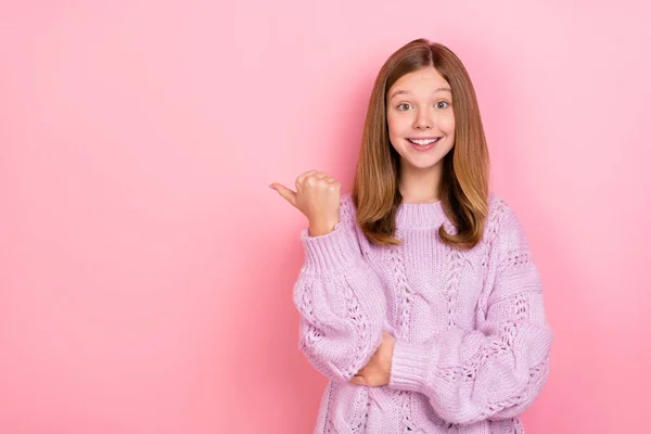 Foto von ziemlich aufgeregt Mädchen gekleidet Strickpullover zeigt Daumen leeren Raum isoliert rosa Farbe Hintergrund — Stockfoto