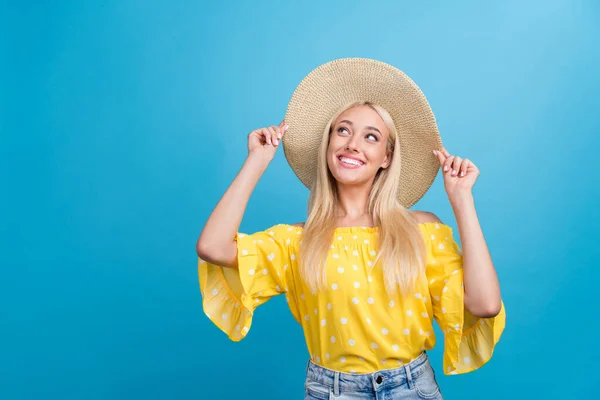 Foto de las manos de la señora de blong milenial impresionado sombrero mira promo desgaste top amarillo aislado sobre fondo de color azul —  Fotos de Stock