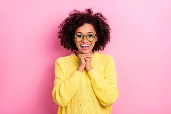 Foto de señora emocionada impresionada usar suéter amarillo gafas brazos barbilla boca abierta aislado color rosa fondo —  Fotos de Stock