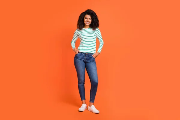 Foto de comprimento total de milenar senhora desgaste camisa jeans sapatos isolados no fundo laranja — Fotografia de Stock