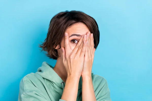 Foto van onder de indruk millennial bob hairdo dame dicht gezicht dragen groene hoodie geïsoleerd op blauwe kleur achtergrond — Stockfoto