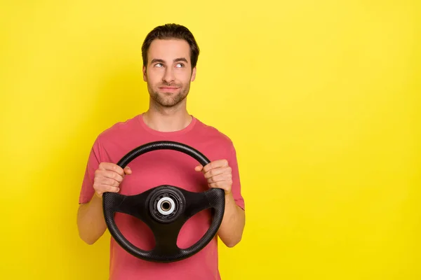 Foto van brunet jonge man rijden auto look promo dragen rood t-shirt geïsoleerd op gele kleur achtergrond — Stockfoto