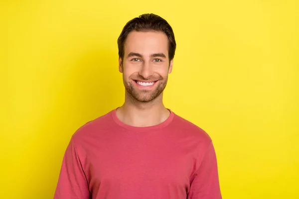 Foto de chico barbudo guapo positivo look cámara brillante sonrisa desgaste rosa camiseta aislado color amarillo fondo — Foto de Stock