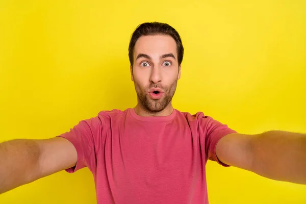 Zdjęcie wstrząśnięty influencer facet zrobić selfie śmieszne omg twarz nosić różowy t-shirt odizolowany żółty kolor tło — Zdjęcie stockowe