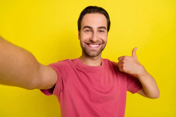 Photo de populaire guy shoot selfie lever le pouce vers le haut rétroaction positive porter t-shirt rose isolé fond de couleur jaune — Photo