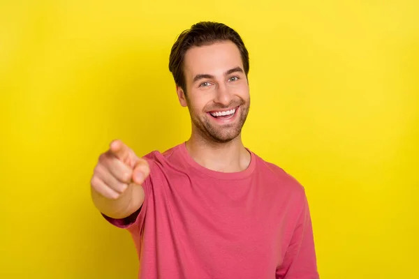 Foto von charismatischen selbstbewussten Kerl zeigen Sie Zeigefinger tragen rosa T-Shirt isoliert gelbe Farbe Hintergrund — Stockfoto