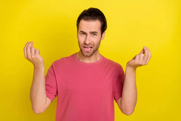 Foto di offeso folle cliente fare cattivo servizio clienti denuncia usura rosa t-shirt isolato colore giallo sfondo — Foto Stock