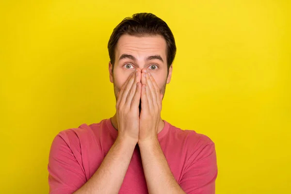 Foto de sorprendido chico sorprendido manos cubierta boca omg reacción desgaste rosa camiseta aislado color amarillo fondo — Foto de Stock