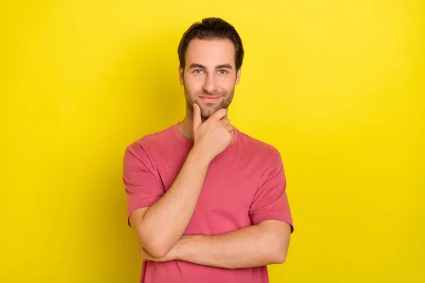 Zdjęcie inteligentny inteligentny facet palec podbródek wygląd aparat nosić różowy t-shirt odizolowany żółty kolor tło — Zdjęcie stockowe