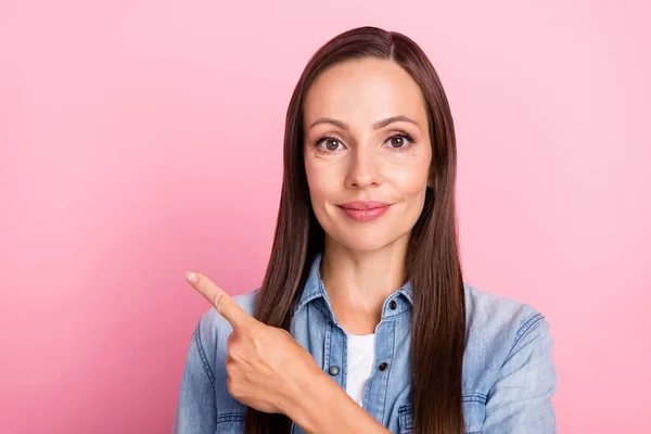 Bild av attraktiv kvinna ange finger tomt utrymme direkt annons marknadsföring isolerad över pastell färg bakgrund — Stockfoto