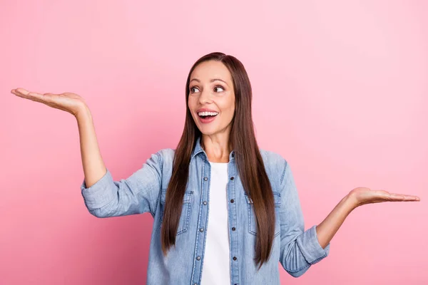 Foto av söt saler ung dam ser marknadsföring bära jeans skjorta isolerad över rosa färg bakgrund — Stockfoto