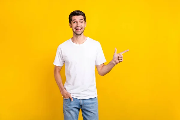 Bild av rolig tusenårig brunett kille index marknadsföring bära casual tyg isolerad på gul färg bakgrund — Stockfoto