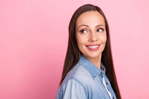 Profil côté photo de charmante femme se demandait regard vide espace isolé sur fond de couleur pastel — Photo