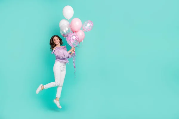 Full size portret van vrolijke mooie dame houden luchtballon genieten gelegenheid gebeurtenis geïsoleerd op turquoise kleur achtergrond — Stockfoto
