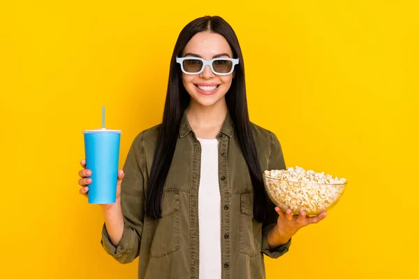Foto av hurra tusenårig dam titta på tv äta bära khaki skjorta glasögon isolerad på gul bakgrund — Stockfoto