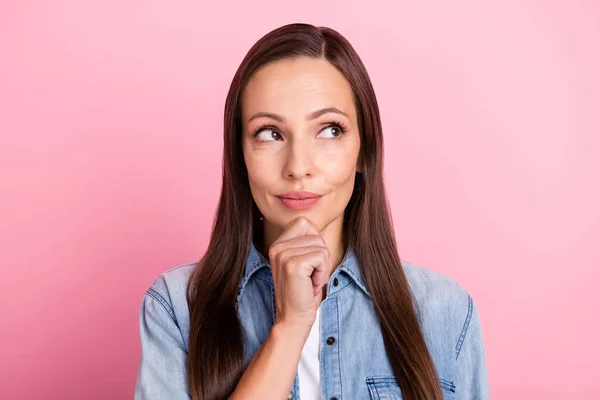 Foto de curioso peinado marrón joven señora cara mirada promo usar jeans camisa aislada sobre fondo de color rosa — Foto de Stock