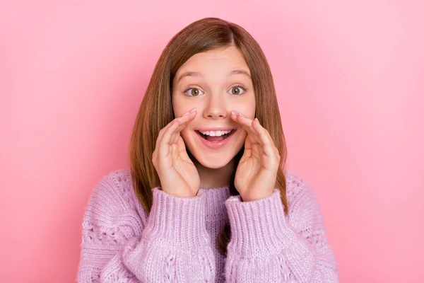 Портрет привлекательной веселой девушки обмена говоря хорошие новости реклама промо изолированы на розовый пастельный фон — стоковое фото