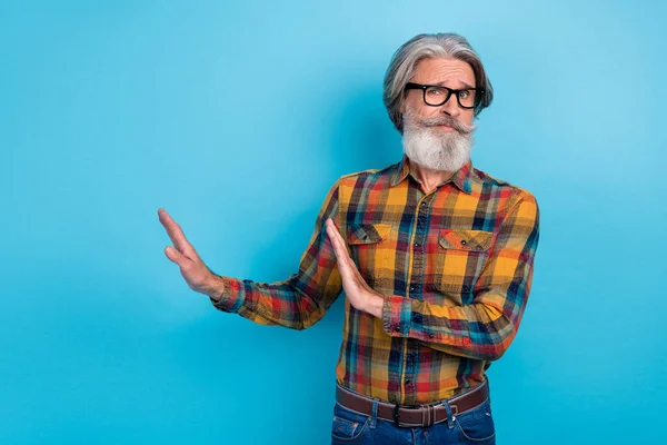 Fénykép ideges ember nyugdíjas öltözött kockás ing szemüveg kérdezi stop karok üres tér elszigetelt kék háttér — Stock Fotó