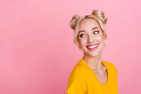 Foto de perfil de precioso millennial bollos rubios peinado señora look promo desgaste camiseta amarilla aislada sobre fondo de color rosa —  Fotos de Stock