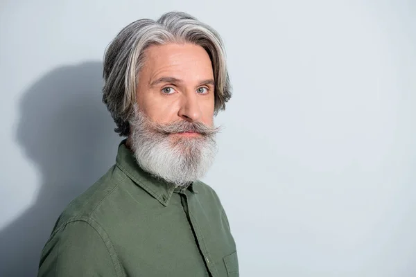 Retrato de atractivo contenido hombre de pelo gris copia espacio vacío lugar en blanco aislado sobre fondo de color pastel gris — Foto de Stock