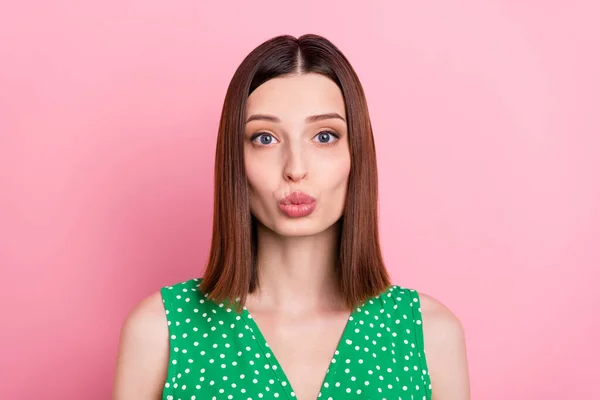 Foto de joven adorable dama puché labios procedimiento cosmetología romática aislado sobre fondo de color rosa — Foto de Stock