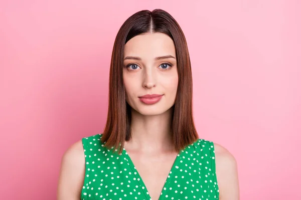 Fénykép a fiatalok bájos hölgy jó hangulat intelligens tiszta friss bőr elszigetelt rózsaszín szín háttér — Stock Fotó