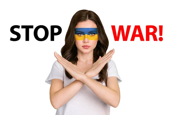 Junge Studentin ukrainische Frau ziehen Flagge auf Gesicht verweigern stoppen russischen Krieg verschränkte Arme isoliert — Stockfoto