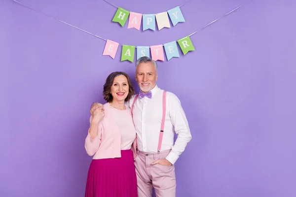 Retrato de dos amistosos socios idílicos ancianos abrazo disfrutar de la temporada festiva aislado sobre fondo de color violeta —  Fotos de Stock