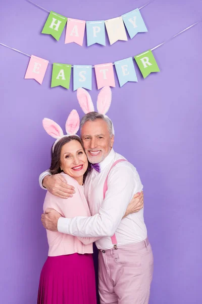 Pionowy portret dwojga ludzi radosny pozytywny uścisk gratulacje izolowane na tle fioletowego koloru — Zdjęcie stockowe
