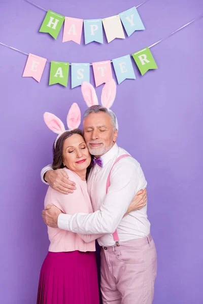 Pionowe zdjęcie dwóch spokojnych partnerów obejmują zamknięte oczy cieszyć się wydarzeniem odizolowanych na fioletowym tle koloru — Zdjęcie stockowe