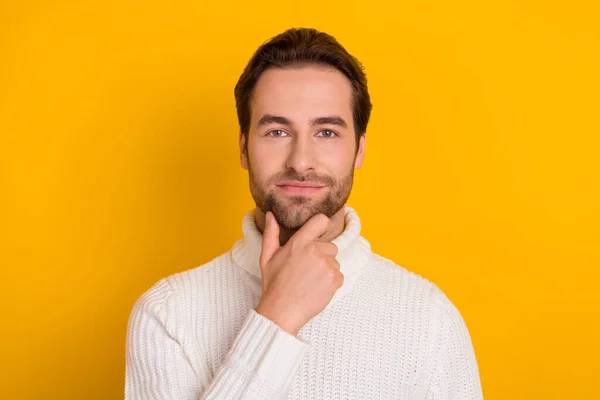 Bilde av smart forretningsmann skjeggete fyr fingerhake søkeløsning bruker hvit pullover isolert gul bakgrunn – stockfoto