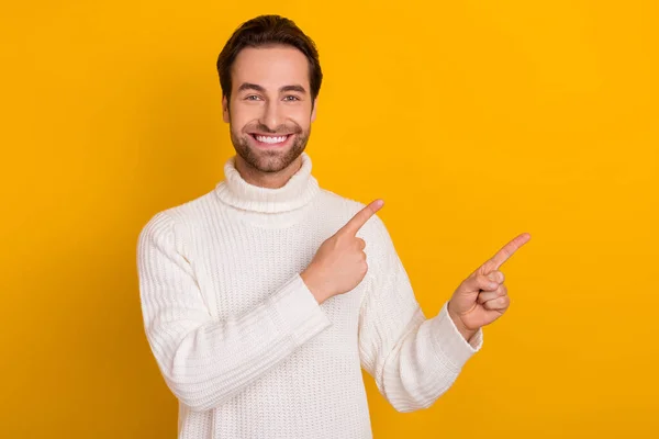 Photo de joyeux beau mec heureux barbu doigt direct espace vide porter pull blanc isolé fond de couleur jaune — Photo