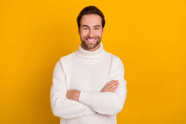 Foto av självsäker glad kille korsade händer strålande leende bära vit tröja isolerad gul färg bakgrund — Stockfoto